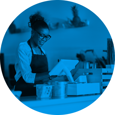 Frau an Kassenterminal